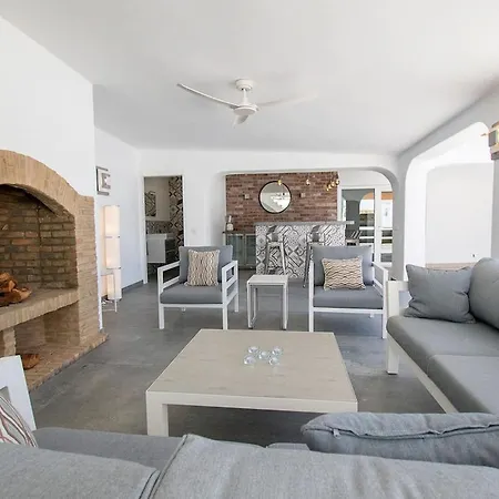 Lavanda Magnificent Five Bedroom קארבואירו