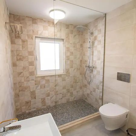 Lavanda Magnificent Five Bedroom וילה קארבואירו